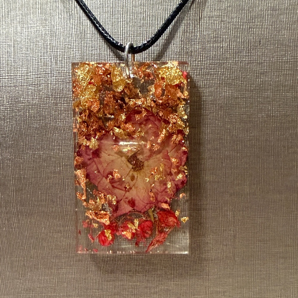 Elegant Gold and Red Floral Resin Necklace